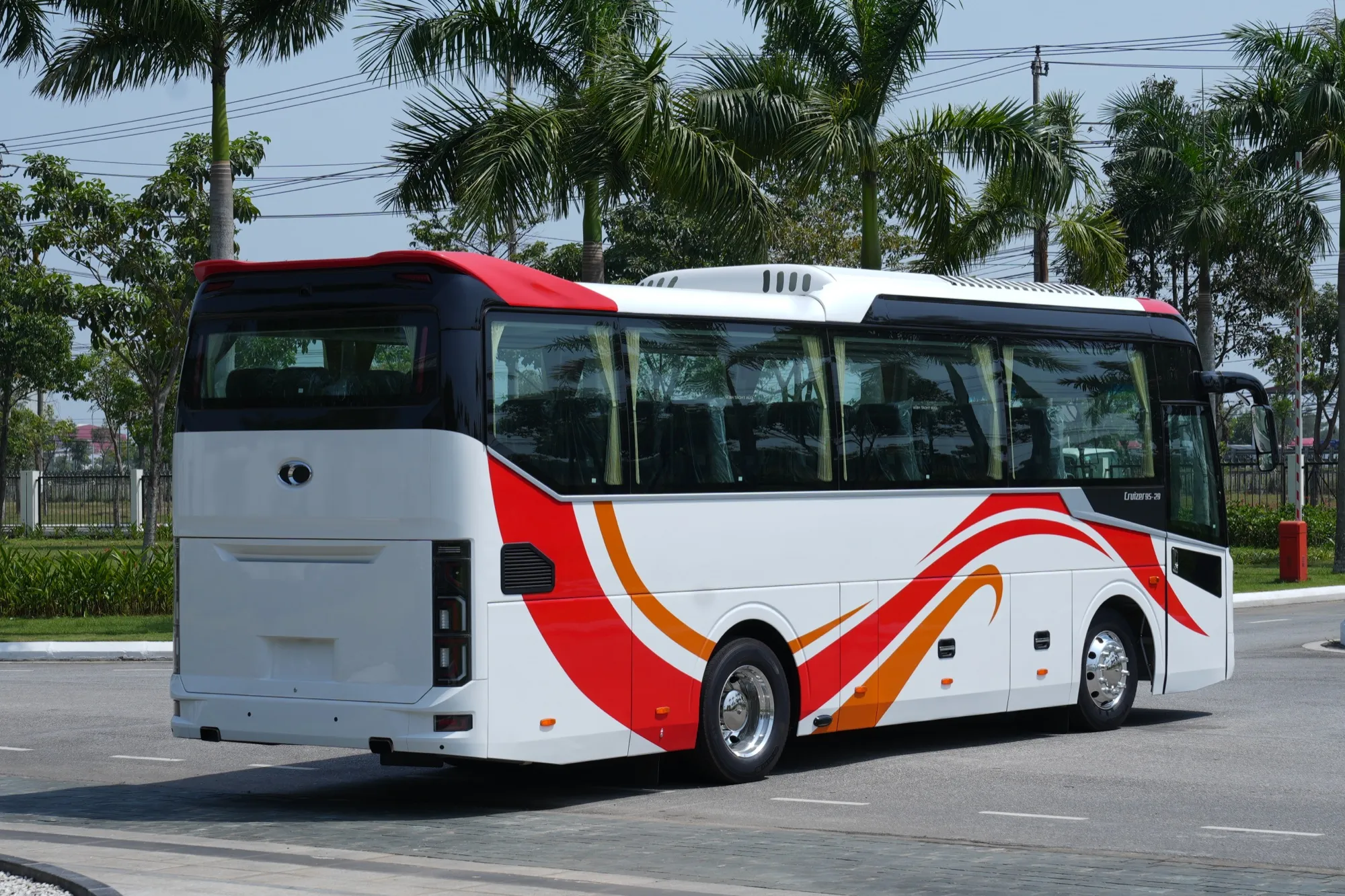 Exterior rear view — Cruizer 95